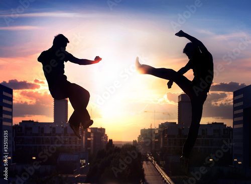 Plakat na papierze fotorealistycznym Dwóch bojowników capoeira na tle miasta