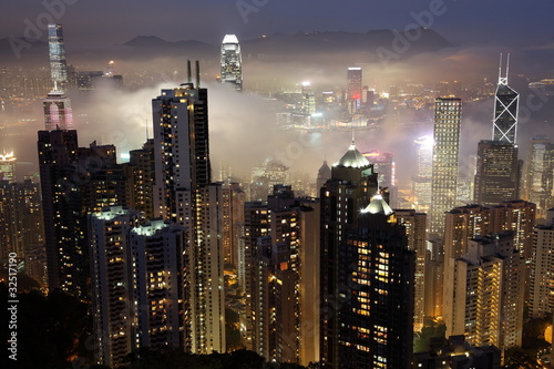 Tapeta ścienna Hongkong w mglisty wieczór. 
