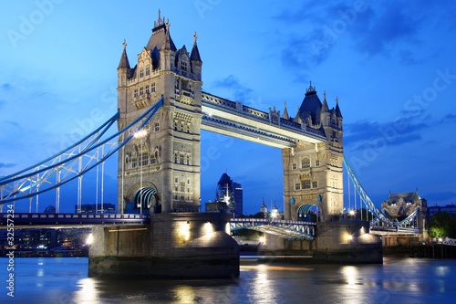 Plakat na papierze fotorealistycznym Tower Bridge wieczorem, Londyn, Wielka Brytania