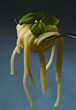 Spaghetti na widelcu z bazylią