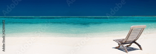 Foto-Leinwand ohne Rahmen - Liegestuhl an einem tropischen Strand (von Loocid GmbH)