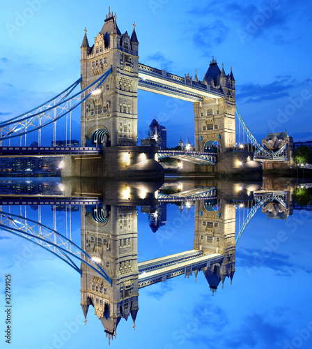 Plakat na papierze fotorealistycznym Tower Bridge w nocy w Londynie, Wielka Brytania