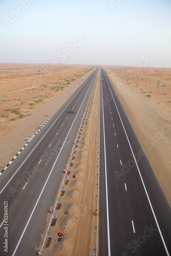 Board z aluminiowym obramowaniem Autostrada na pustyni arabskiej