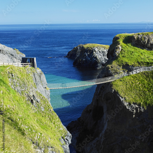 Board z aluminiowym obramowaniem Most linowy carrick-a-rede, powiat antrim, północna Irlandia