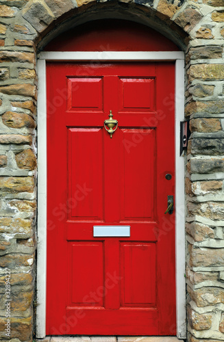 Dekoracja na wymiar  czerwone-drzwi-wejsciowe