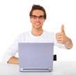 © Kaesler Media - Junger Mann am Laptop zeigt Daumen hoch