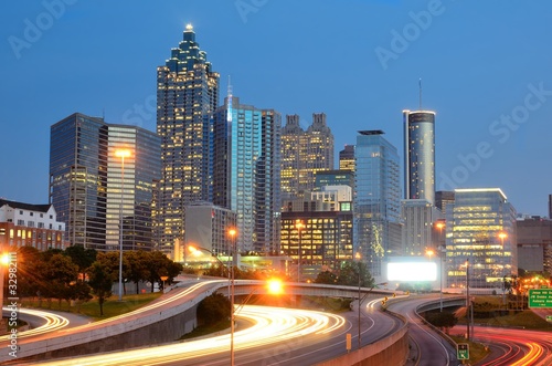 Board z aluminiowym obramowaniem Centrum Atlanty, Georgia skyline o zmierzchu