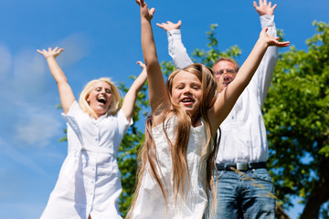 Familie im Freien springt hoch