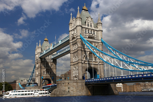 Plakat na papierze fotorealistycznym Tower Bridge z rejs po mieście w Londynie, Wielka Brytania