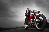 Fototapeta  - Frau auf rotem Motorrad