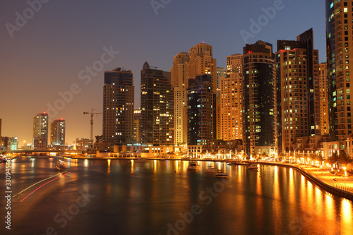 Fotoboard na płycie Budynki gród w Dubai Marina oświetlone w nocy