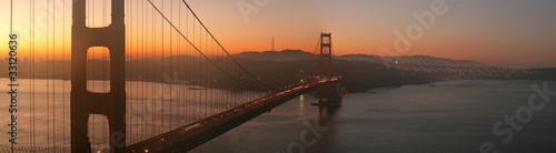 Obraz na płótnie canvas Most Golden gate o świcie
