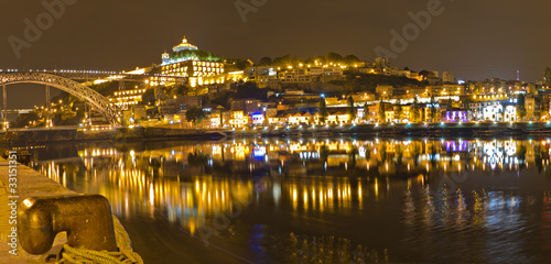 Board z aluminiowym obramowaniem Vila nova de gaia w nocy naprzeciwko porto, portugalia