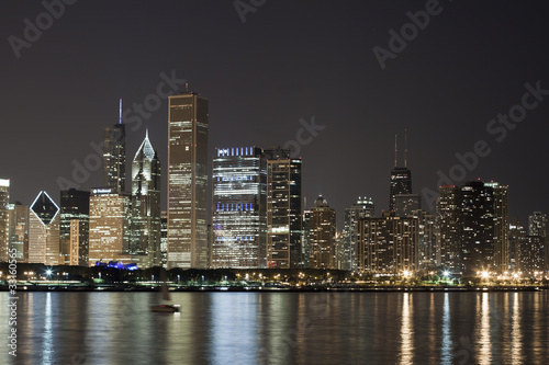 Board z aluminiowym obramowaniem Wgląd nocy w centrum Chicago