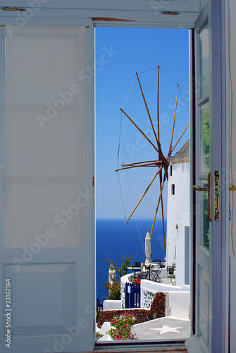 Board z aluminiowym obramowaniem Drzwi balkonowe z pięknym widokiem na wyspę santorini, grecja