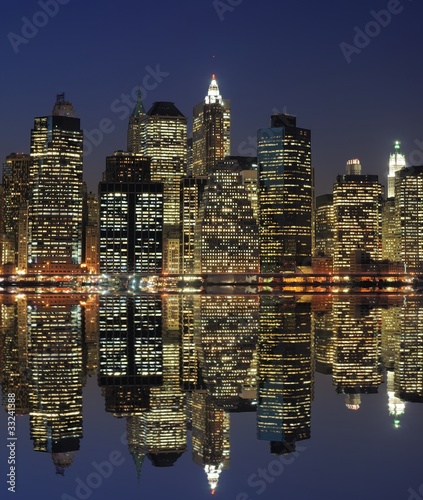 Board z aluminiowym obramowaniem Niższy manhattan w nocy