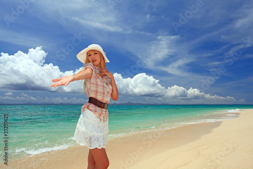 振り向き手を伸ばす女性 Stock Photo Adobe Stock 振り向き手を伸ばす女性 Stock Photo Adobe Stock