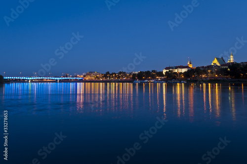 Board z aluminiowym obramowaniem Panorama Warszawy w nocy