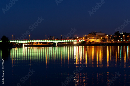 Board z aluminiowym obramowaniem Panorama Warszawy w nocy