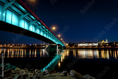 Board z aluminiowym obramowaniem Panorama warszawskiego miasta nocą