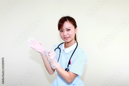 手袋をつける笑顔の看護師 Stock Photo Adobe Stock 手袋をつける笑顔の看護師 Stock Photo Adobe Stock