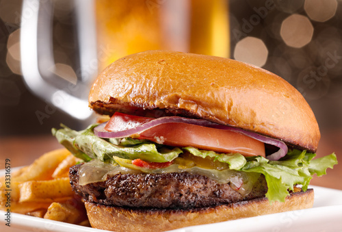 Board z aluminiowym obramowaniem Smakosz cheeseburger z kuflem piwa w tle