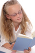 © mariesacha - fillette de 9 ans avec lunettes lisant un livre