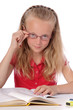 © mariesacha - fillette blonde de 9 ans avec lunettes faisant ses devoirs