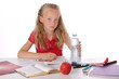 © mariesacha - fillette blonde de 9 ans faisant ses devoirs avec pomme et eau
