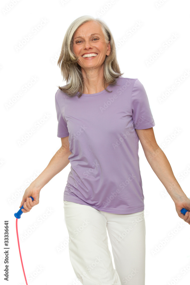 Seniorin spingt Seil