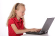 © mariesacha - fillette de 9 ans travaillant à l'ordinateur
