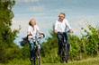 Glückliches Paar fährt Rad in der Natur im Sommer