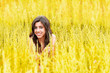 Chica joven en un campo amarillo
