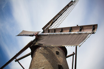 Windmühle mit blauem Himmel