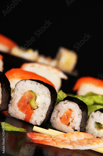 Tapeta ścienna Pyszne sushi na czarnym tle