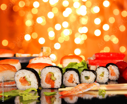 Tapeta ścienna Pyszne sushi z błyszczącym rozmycie tła