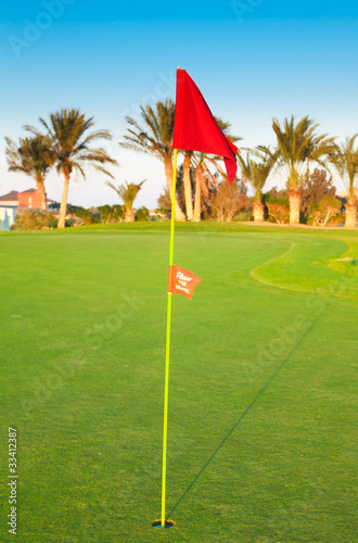 Board z aluminiowym obramowaniem Flaga golfowa poruszona przez wiatr