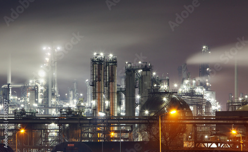 Board z aluminiowym obramowaniem Zakład petrochemiczny w nocy