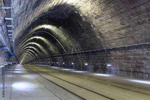 Board z aluminiowym obramowaniem Tunel kolejowy