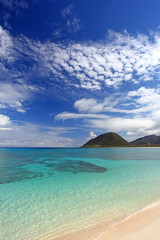  美しいサンゴ礁の海と青い空