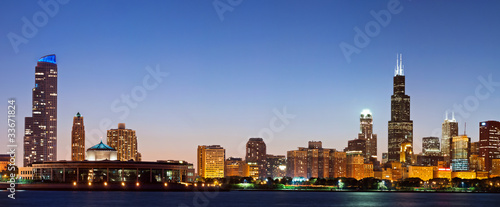 Board z aluminiowym obramowaniem Chicago skyline o zmierzchu.