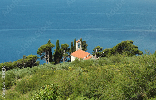 Plakat na papierze fotorealistycznym Kaplica saint-george w gornja brela w chorwacji