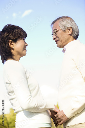 手を取り合うシニアカップル Stock Photo Adobe Stock 手を取り合うシニアカップル Stock Photo Adobe Stock