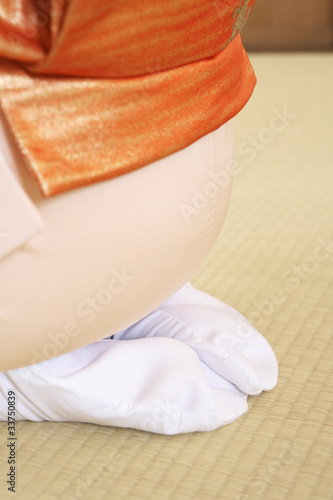正座した和服女性の足元stock Photo Adobe Stock 正座した和服女性の足元stock Photo Adobe Stock