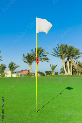 Board z aluminiowym obramowaniem Flaga golfowa poruszona przez wiatr