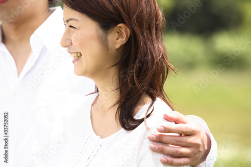 彼女を抱き寄せる彼氏の手 Stock Photo Adobe Stock