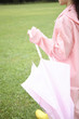 傘を持って公園を歩く女性イメージ
