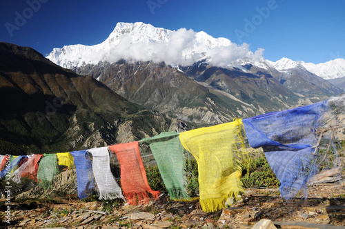 Naklejka samoprzylepna Annapurna szczyt z kolorowymi modlitewnymi flaga, Nepal