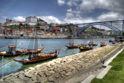 Naklejka samoprzylepna Łodzie wzdłuż rzeki Douro, Porto, Portugalia