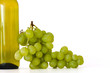 © carballo - uvas con botella de vino blanco
